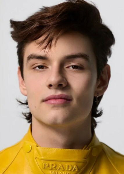 Louis Partridge photo