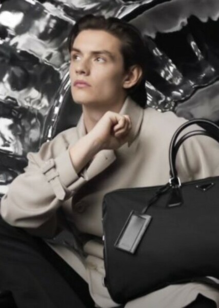 Louis Partridge photo