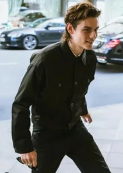 Louis Partridge photo