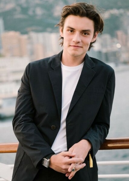 Louis Partridge photo