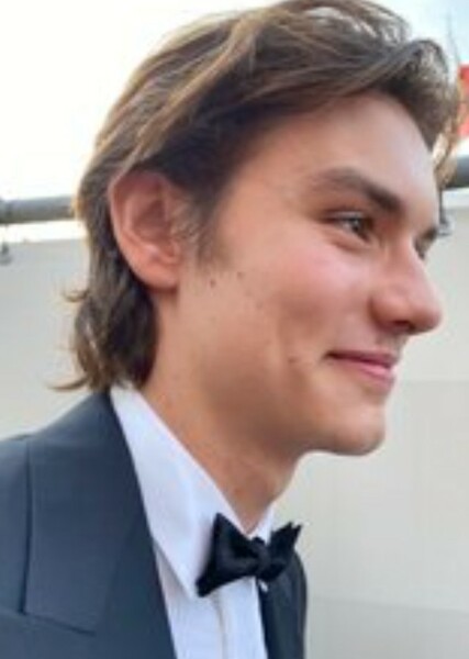 Louis Partridge photo