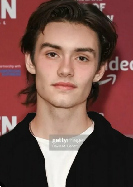 Louis Partridge photo