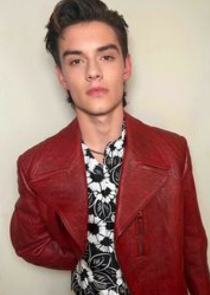 Louis Partridge photo