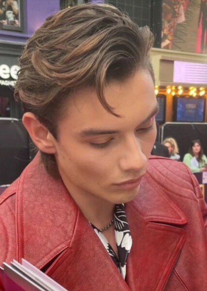 Louis Partridge photo