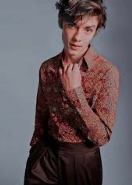 Louis Partridge photo