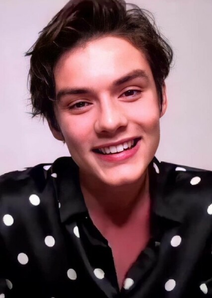 Louis Partridge photo