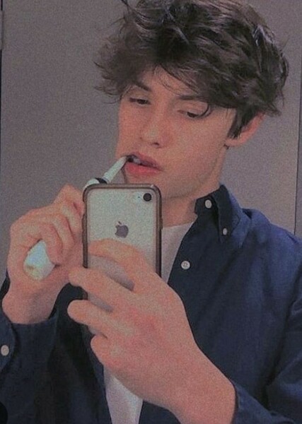 Louis Partridge photo