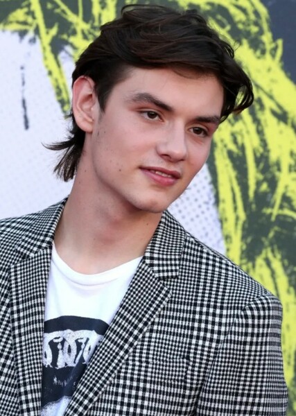 Louis Partridge photo