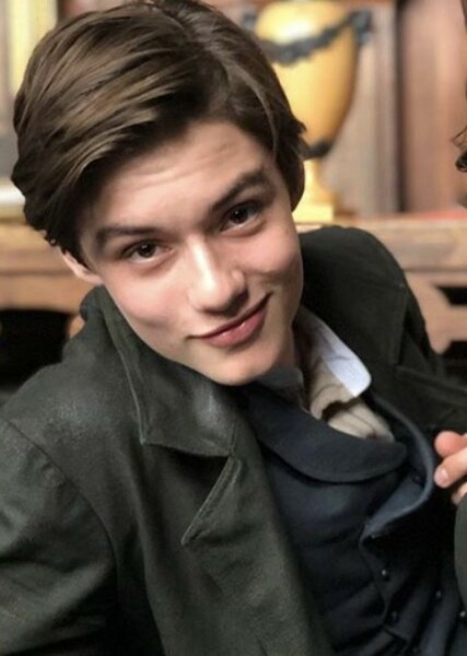 Louis Partridge photo