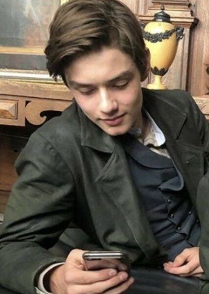 Louis Partridge photo