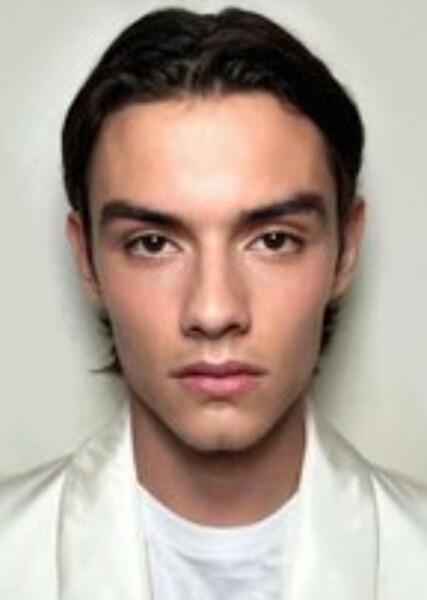 Louis Partridge photo