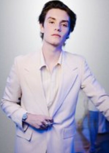 Louis Partridge photo