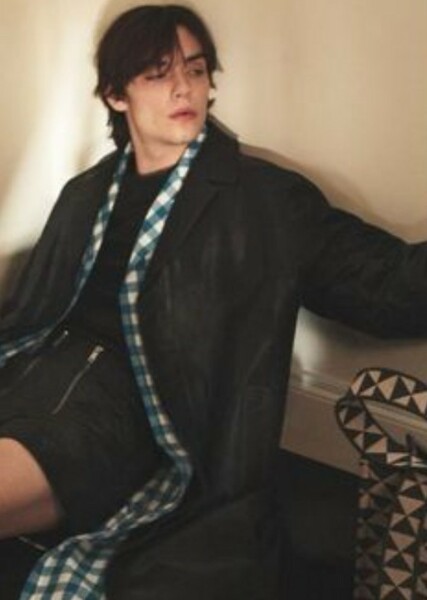 Louis Partridge photo