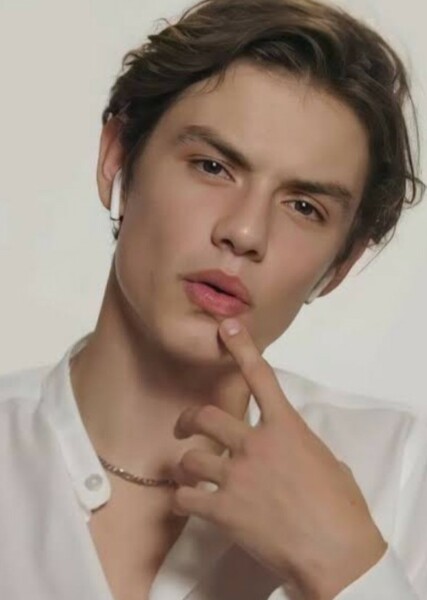 Louis Partridge photo