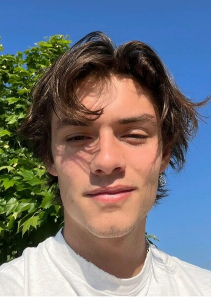 Louis Partridge photo