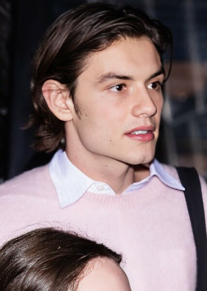 Louis Partridge photo
