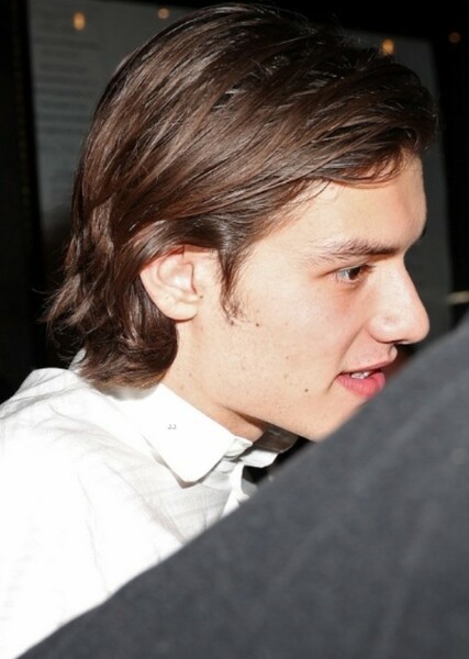 Louis Partridge photo