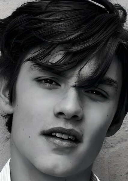 Louis Partridge photo
