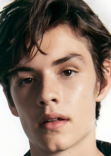 Louis Partridge photo