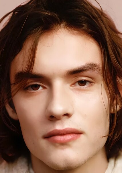 Louis Partridge photo