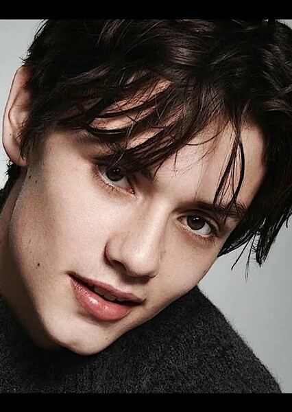 Louis Partridge photo