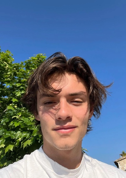 Louis Partridge photo