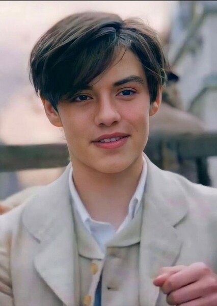 Louis Partridge photo