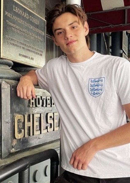Louis Partridge photo