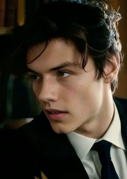Louis Partridge photo