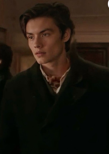 Louis Partridge photo
