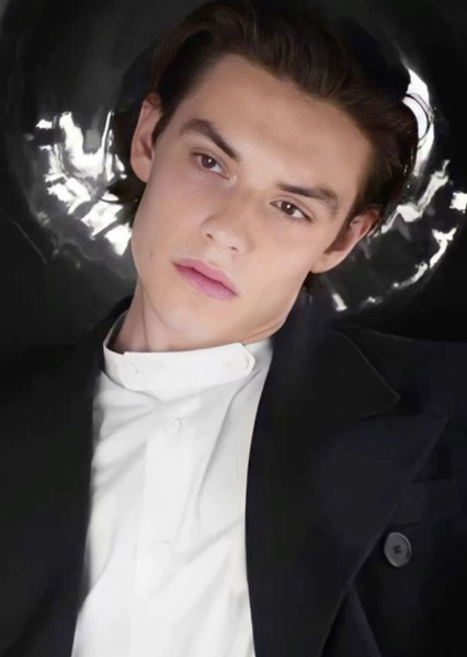 Louis Partridge photo