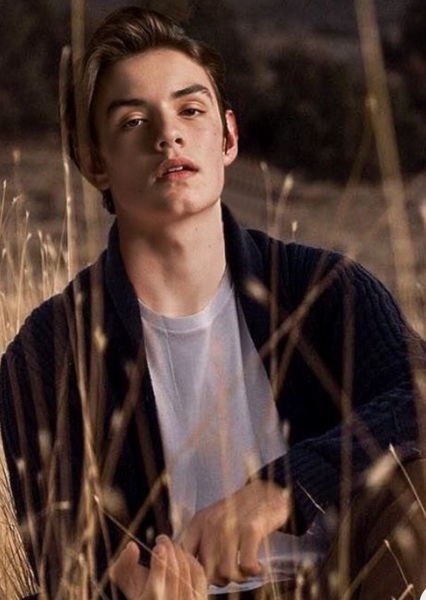 Louis Partridge photo