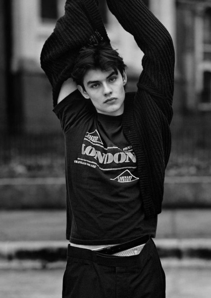 Louis Partridge photo