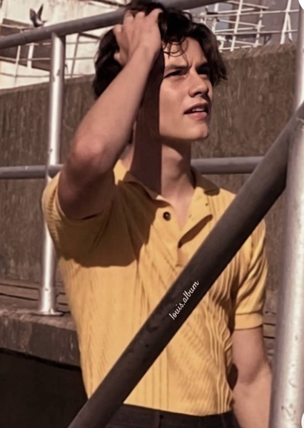 Louis Partridge photo