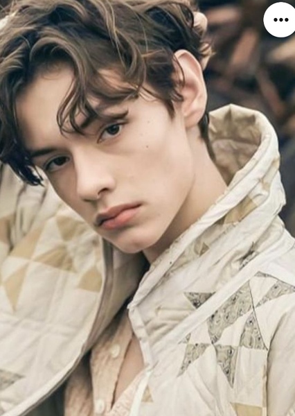 Louis Partridge photo
