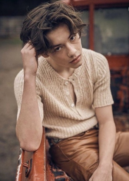 Louis Partridge photo
