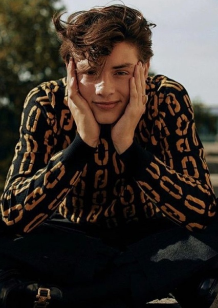 Louis Partridge photo