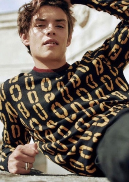 Louis Partridge photo
