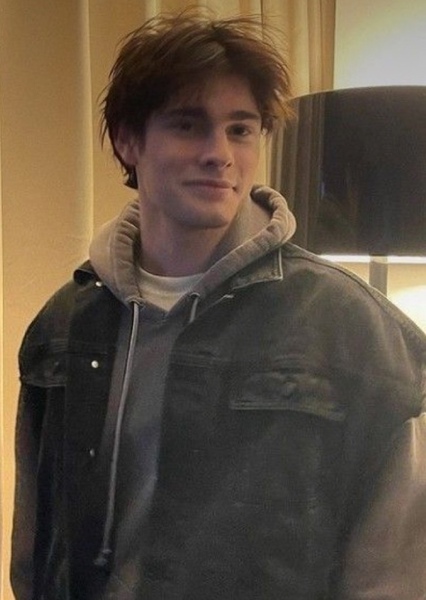Louis Partridge photo