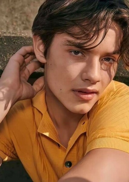 Louis Partridge photo