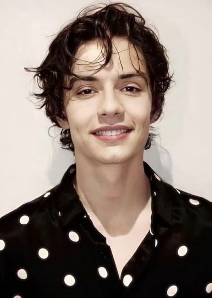 Louis Partridge photo