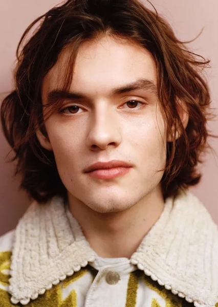 Louis Partridge photo