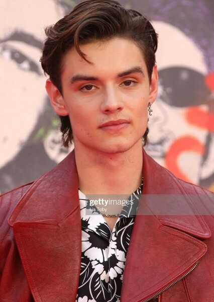 Louis Partridge photo