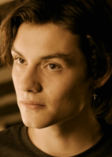 Louis Partridge photo
