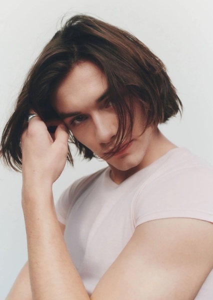Louis Partridge photo