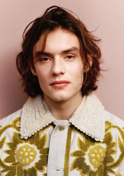 Louis Partridge photo