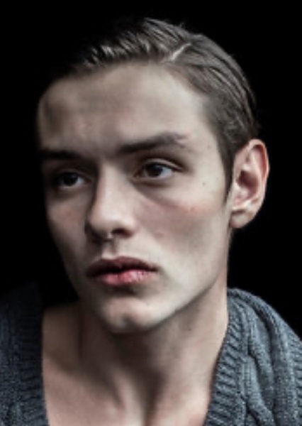 Louis Partridge photo