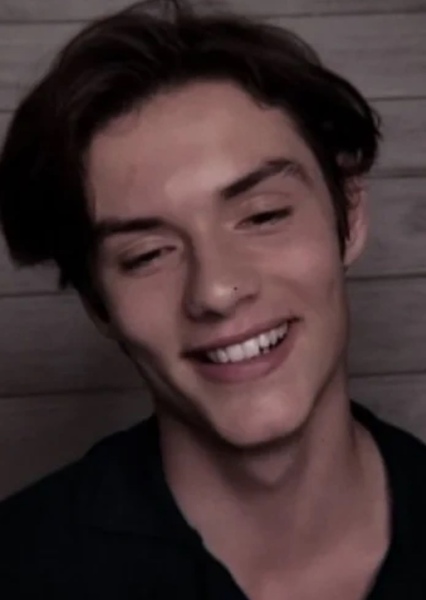 Louis Partridge photo