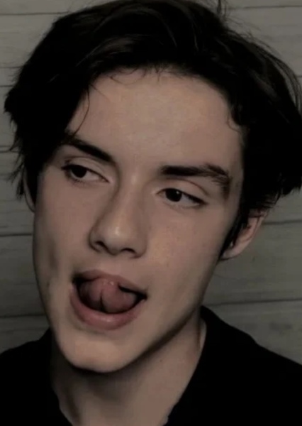 Louis Partridge photo