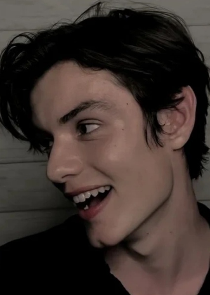 Louis Partridge photo